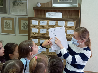 Книгопутешествия в Музее книги. Главный библиотекарь отдела Елена Фетисова проводит интеллектуальную игру для школьников.
