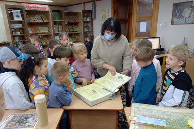 Книгомандри в Музеї книги. Головний бібліотекар відділу Діна Бондаренко знайомить школярів з кириличними виданнями.